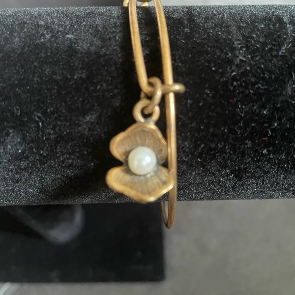 🔥🔥SOLD🔥🔥Alex and Ani Charm Bangle Pearl in Shell - Picture 2 of 3